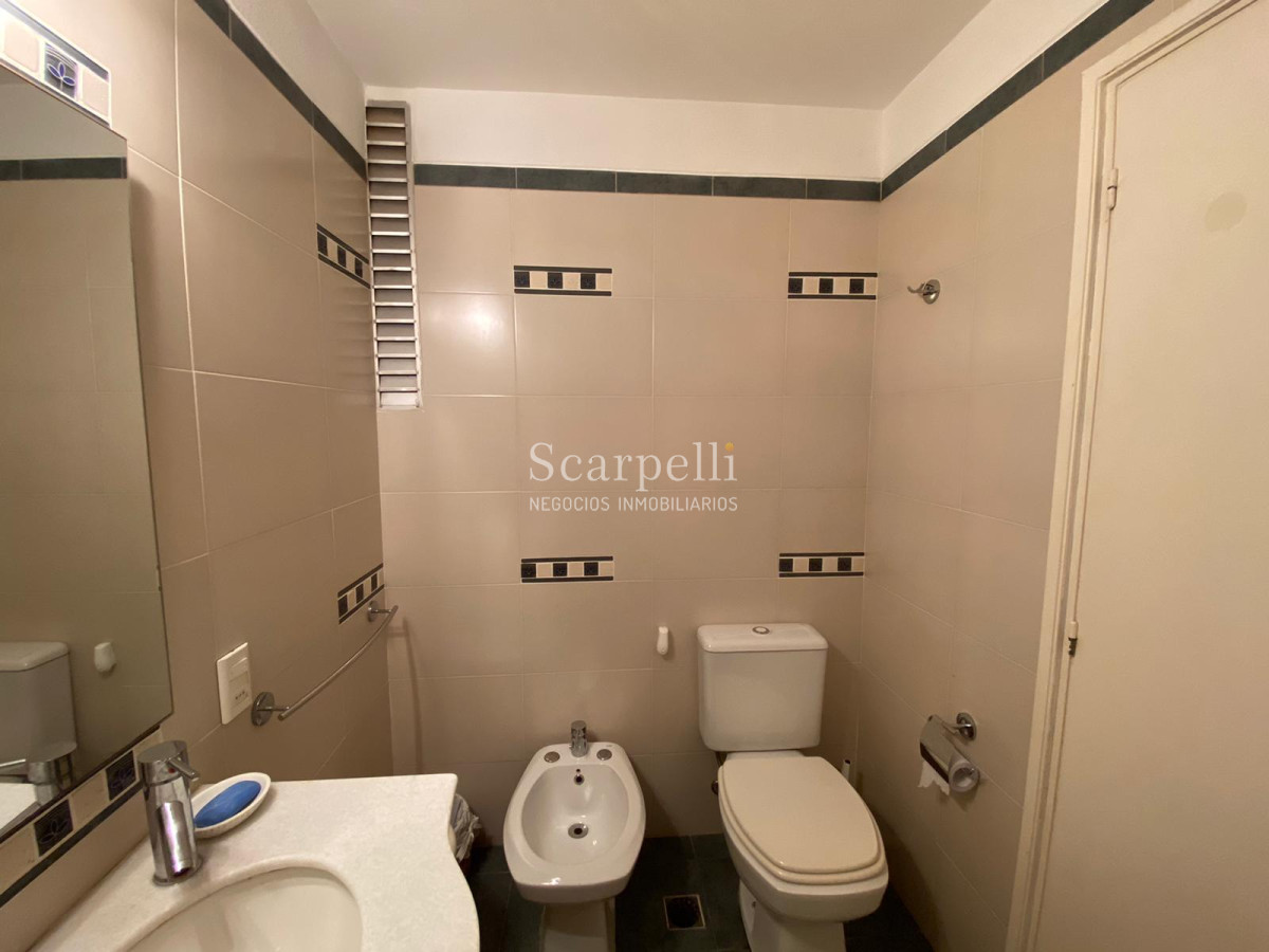 Apartamento ID.21829 - Apartamento en Península con vista al Muelle Mailhos muy prolijo con Estufa a leña, terraza y baños actualizados.-