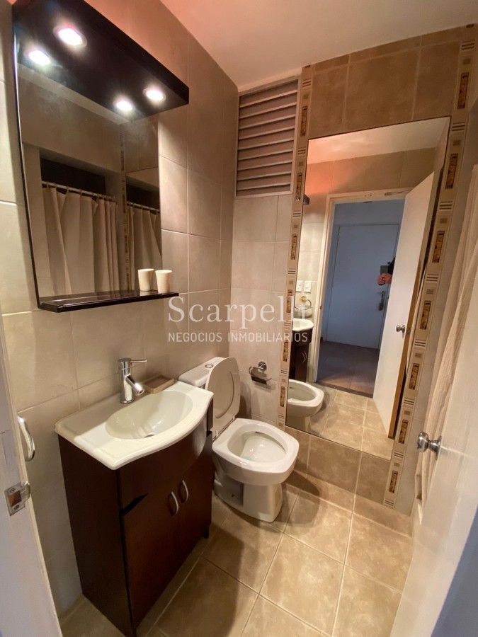Apartamento ID.21829 - Apartamento en Península con vista al Muelle Mailhos muy prolijo con Estufa a leña, terraza y baños actualizados.-