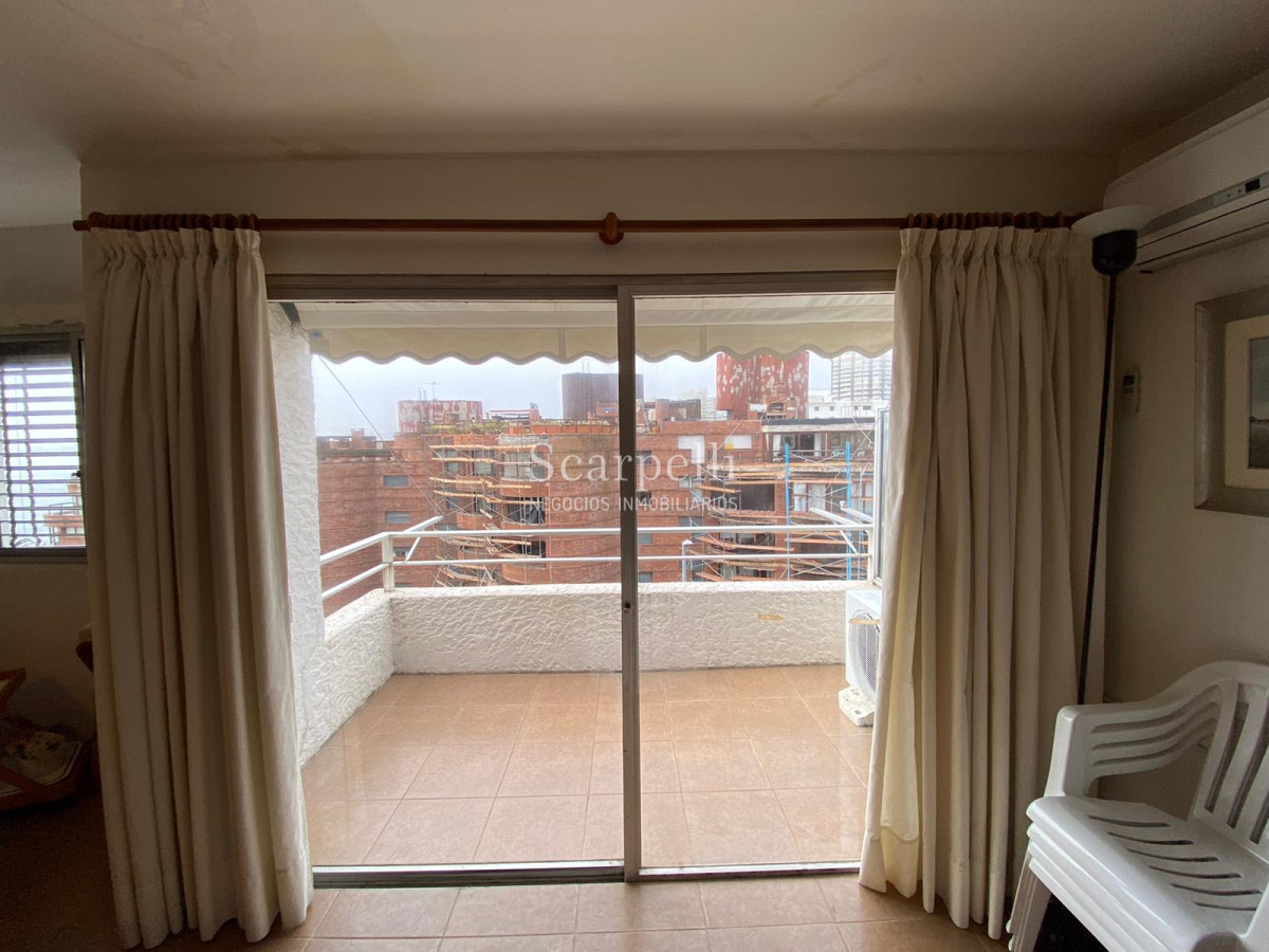 Apartamento ID.21829 - Apartamento en Península con vista al Muelle Mailhos muy prolijo con Estufa a leña, terraza y baños actualizados.-