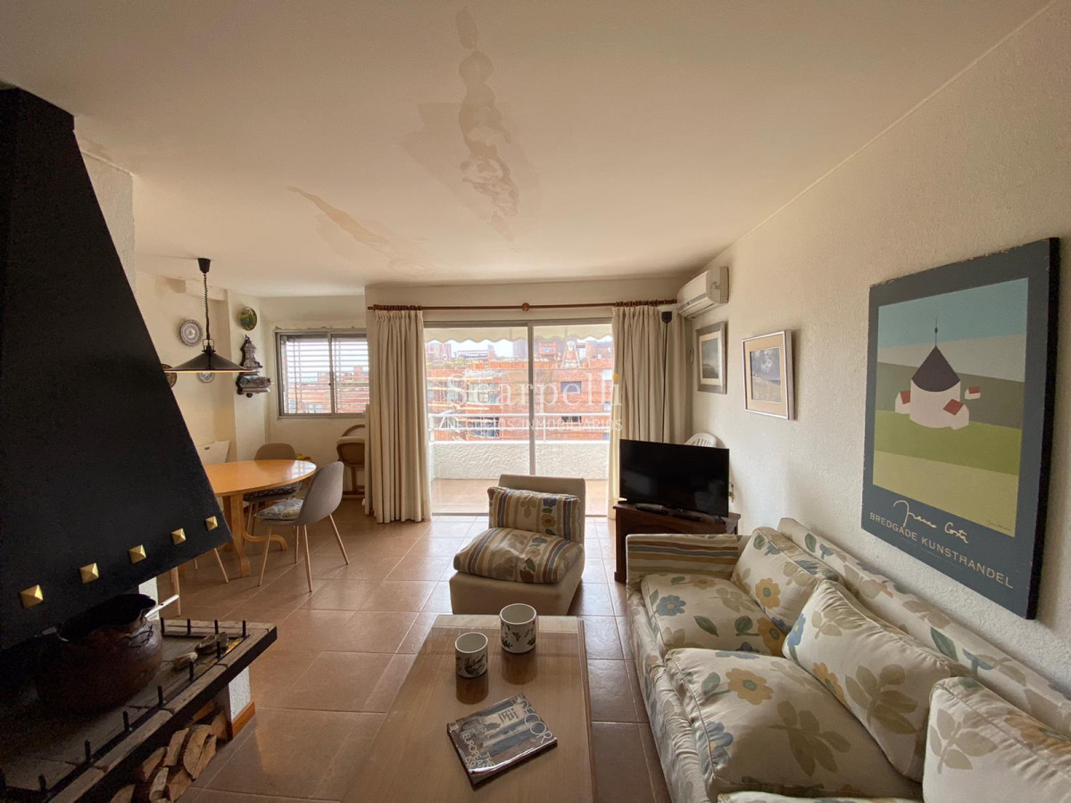 Apartamento ID.21829 - Apartamento en Península con vista al Muelle Mailhos muy prolijo con Estufa a leña, terraza y baños actualizados.-