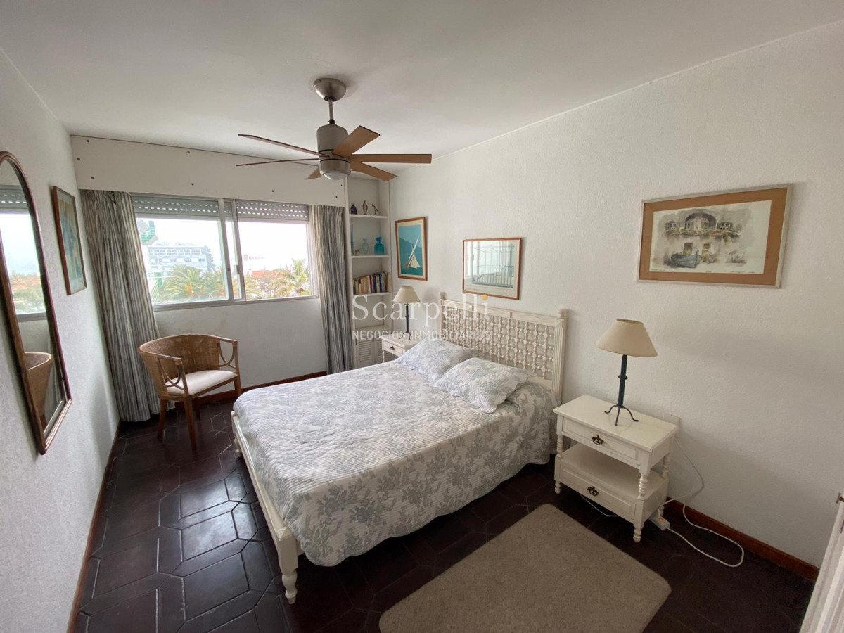 Apartamento ID.21829 - Apartamento en Península con vista al Muelle Mailhos muy prolijo con Estufa a leña, terraza y baños actualizados.-