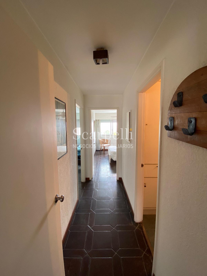 Apartamento ID.21829 - Apartamento en Península con vista al Muelle Mailhos muy prolijo con Estufa a leña, terraza y baños actualizados.-