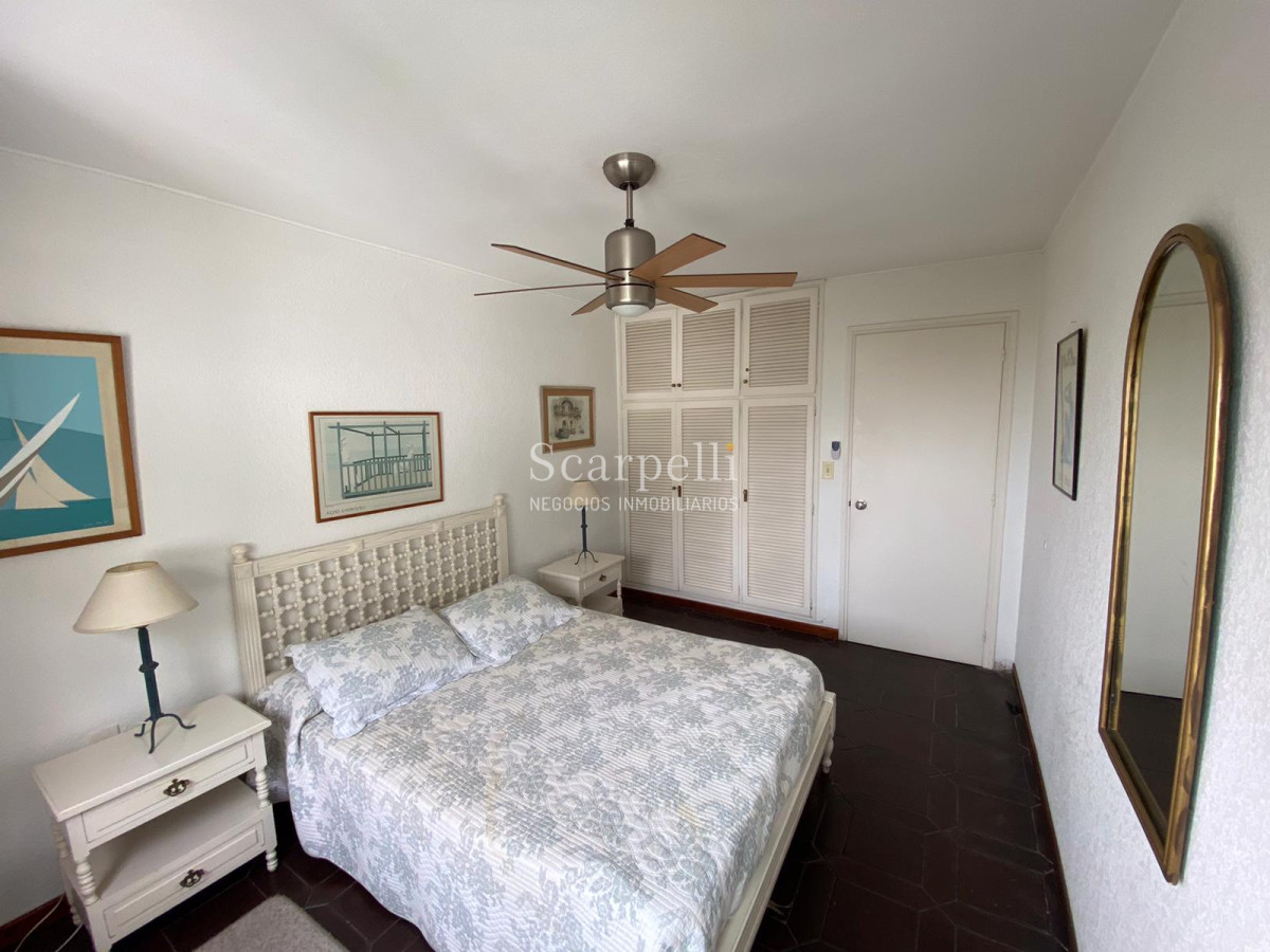Apartamento ID.21829 - Apartamento en Península con vista al Muelle Mailhos muy prolijo con Estufa a leña, terraza y baños actualizados.-