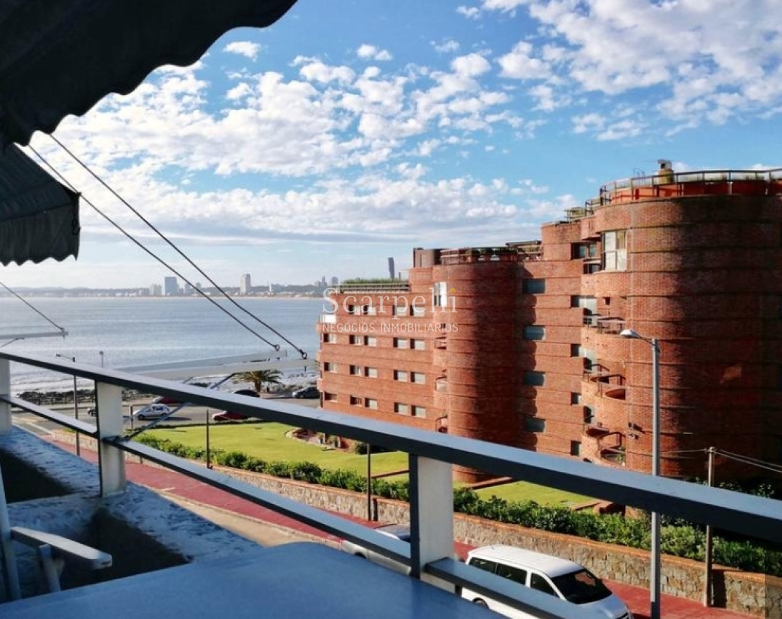 Apartamento ID.21829 - Apartamento en Península con vista al Muelle Mailhos muy prolijo con Estufa a leña, terraza y baños actualizados.-