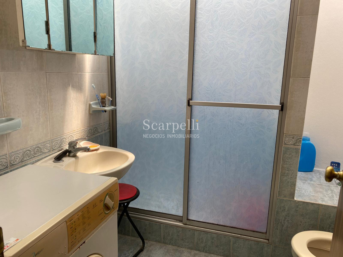 Apartamento ID.23456 - Impecable Propiedad Horizontal en 3 niveles a 200 mts. de la Rambla del Buceo con todos los Servicios y Locomoción a escasos metros.-
