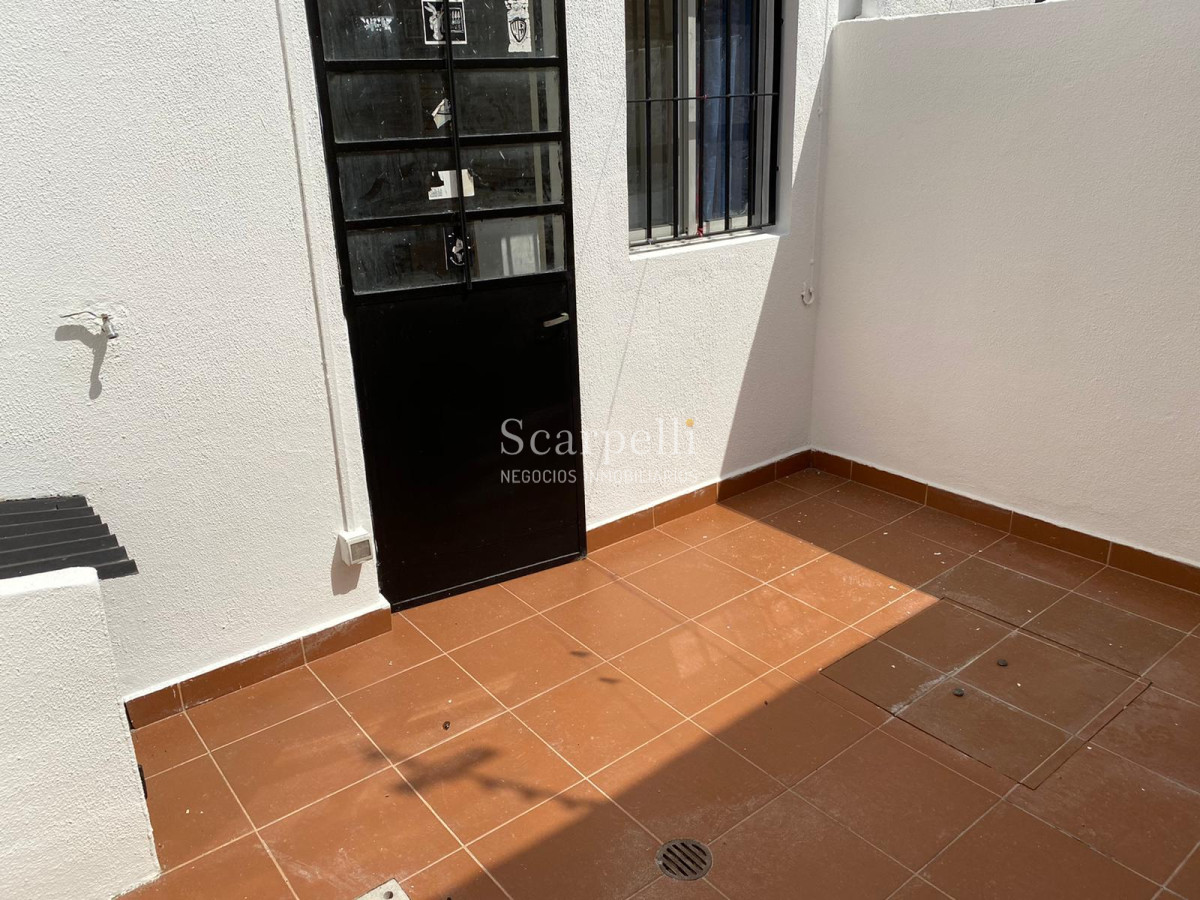 Apartamento ID.23456 - Impecable Propiedad Horizontal en 3 niveles a 200 mts. de la Rambla del Buceo con todos los Servicios y Locomoción a escasos metros.-