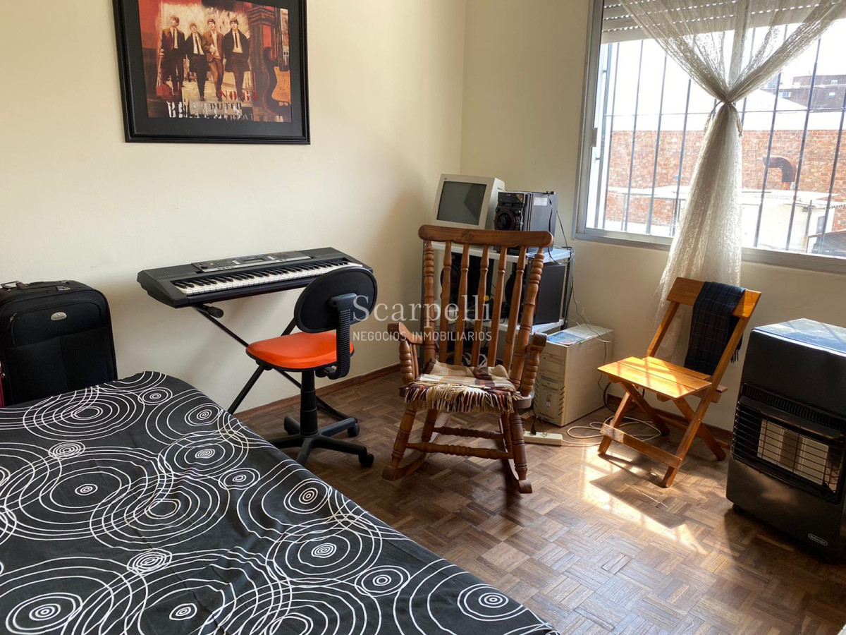 Apartamento ID.23456 - Impecable Propiedad Horizontal en 3 niveles a 200 mts. de la Rambla del Buceo con todos los Servicios y Locomoción a escasos metros.-