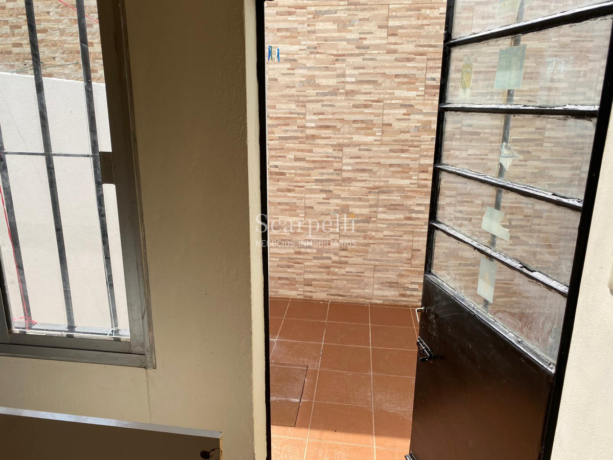 Apartamento ID.23456 - Impecable Propiedad Horizontal en 3 niveles a 200 mts. de la Rambla del Buceo con todos los Servicios y Locomoción a escasos metros.-