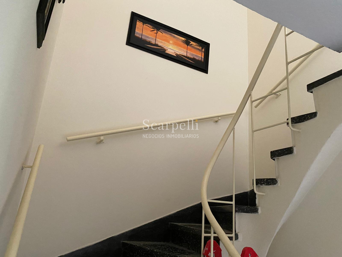 Apartamento ID.23456 - Impecable Propiedad Horizontal en 3 niveles a 200 mts. de la Rambla del Buceo con todos los Servicios y Locomoción a escasos metros.-