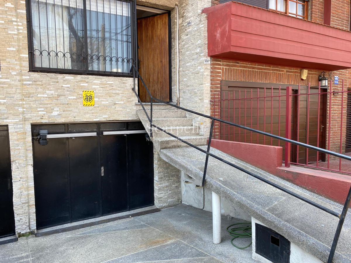 Apartamento ID.23456 - Impecable Propiedad Horizontal en 3 niveles a 200 mts. de la Rambla del Buceo con todos los Servicios y Locomoción a escasos metros.-
