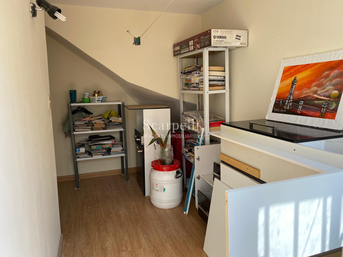 Apartamento ID.23456 - Impecable Propiedad Horizontal en 3 niveles a 200 mts. de la Rambla del Buceo con todos los Servicios y Locomoción a escasos metros.-