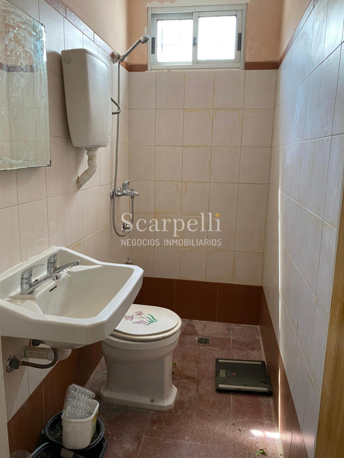 Apartamento ID.23456 - Impecable Propiedad Horizontal en 3 niveles a 200 mts. de la Rambla del Buceo con todos los Servicios y Locomoción a escasos metros.-