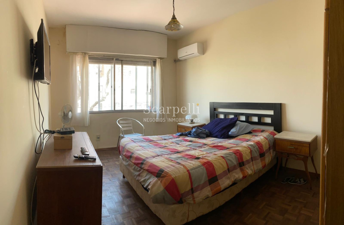 Apartamento ID.23456 - Impecable Propiedad Horizontal en 3 niveles a 200 mts. de la Rambla del Buceo con todos los Servicios y Locomoción a escasos metros.-