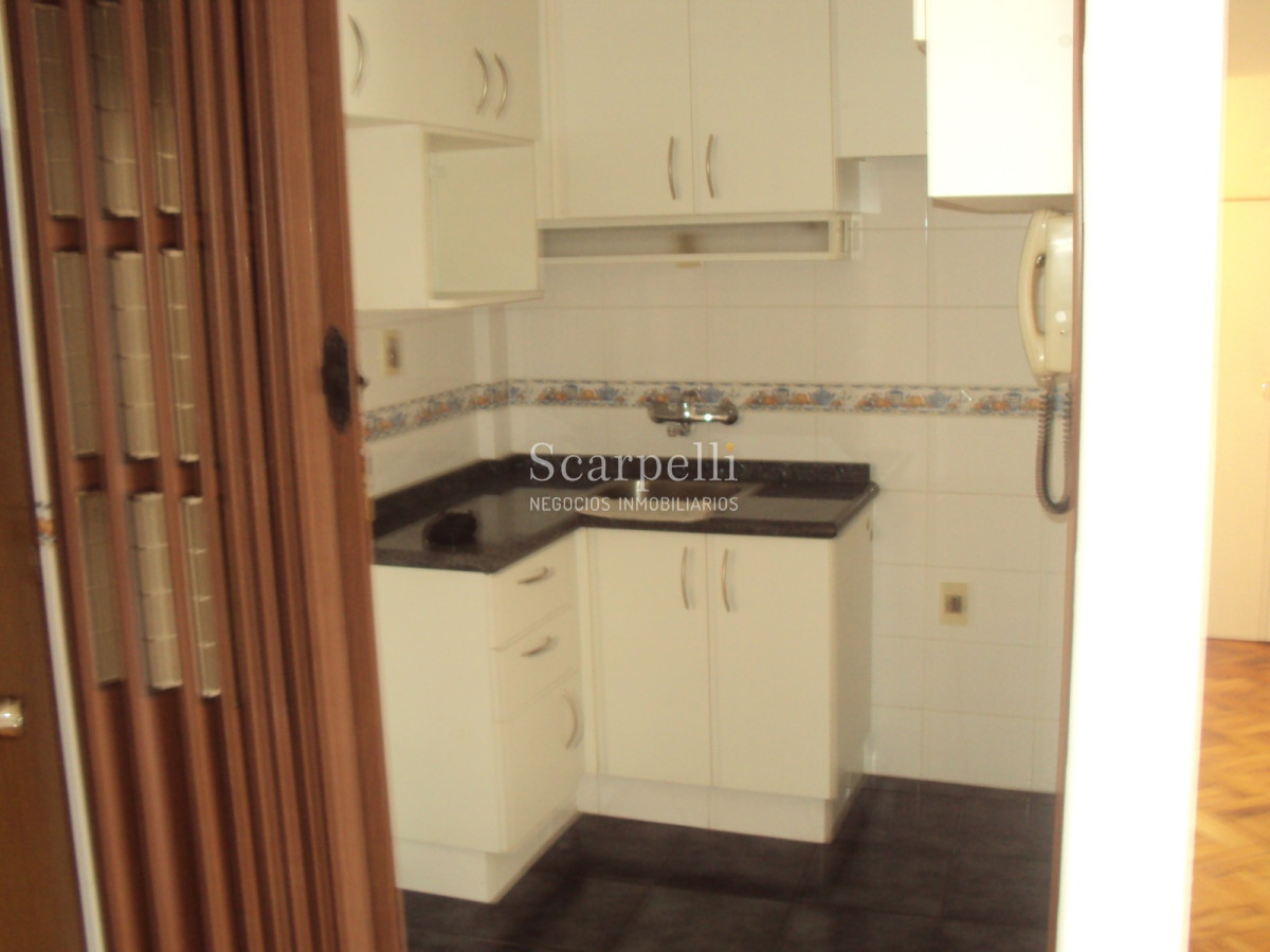 Apartamento ID.24393 - Cordón Sur. Piso Alto en Constituyente y Canelones con mucha Luz y hermosa vista.-