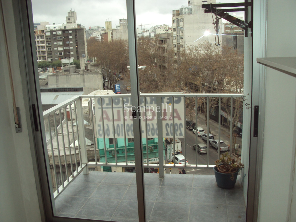 Apartamento ID.24393 - Cordón Sur. Piso Alto en Constituyente y Canelones con mucha Luz y hermosa vista.-