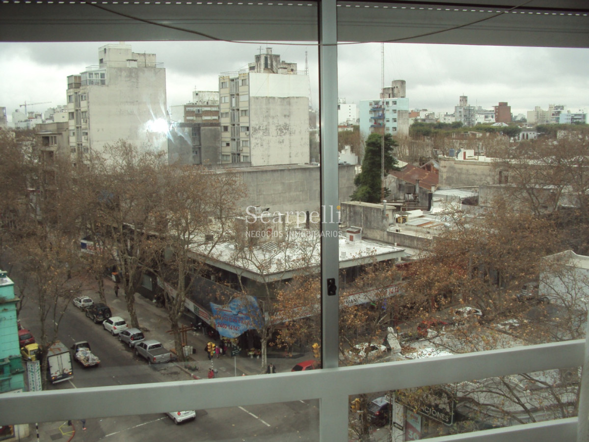 Apartamento ID.24393 - Cordón Sur. Piso Alto en Constituyente y Canelones con mucha Luz y hermosa vista.-