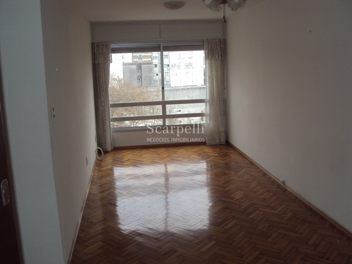 Apartamento ID.24393 - Cordón Sur. Piso Alto en Constituyente y Canelones con mucha Luz y hermosa vista.-