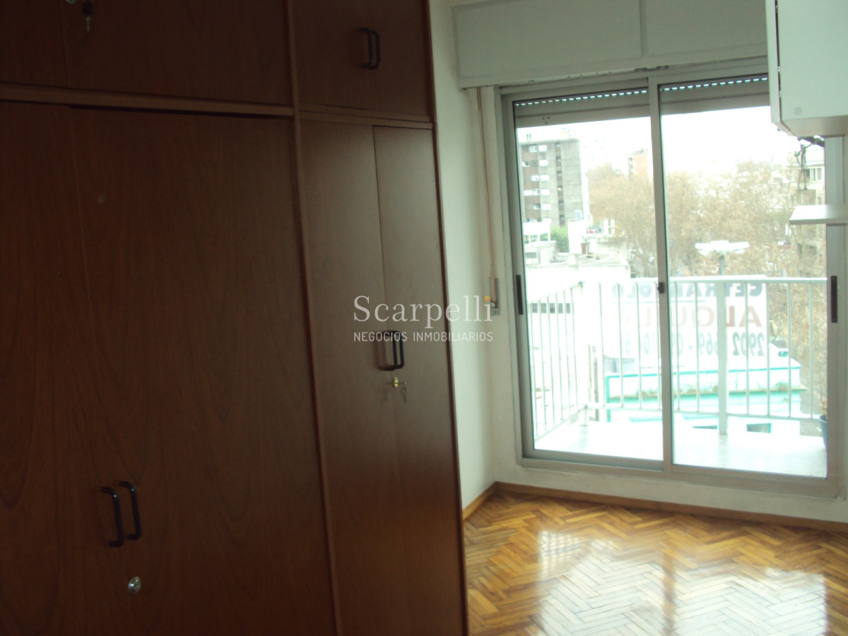 Apartamento ID.24393 - Cordón Sur. Piso Alto en Constituyente y Canelones con mucha Luz y hermosa vista.-