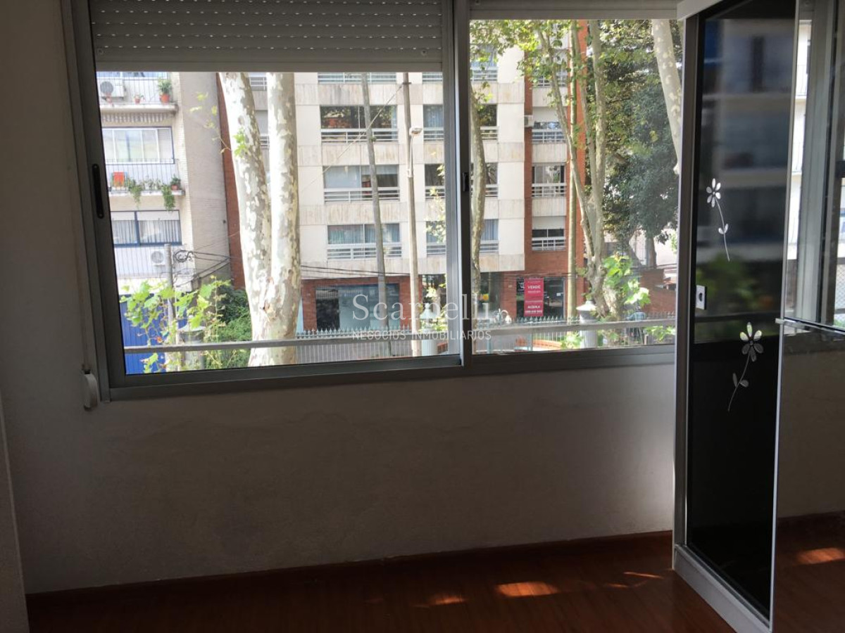 Apartamento ID.24907 - Pocitos Tradicional: Gabriel Pereira  esq. Ellauri Prolijo Apartamento en 1er. Piso. Entrega Inmediata.-