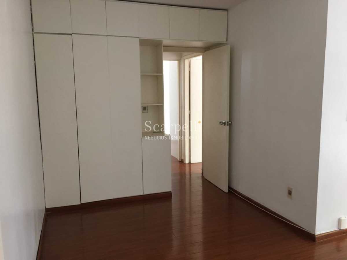 Apartamento ID.24907 - Pocitos Tradicional: Gabriel Pereira  esq. Ellauri Prolijo Apartamento en 1er. Piso. Entrega Inmediata.-