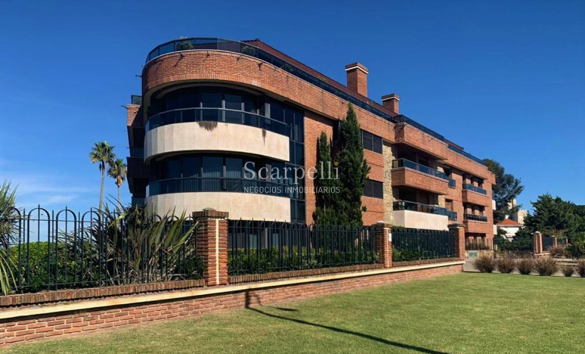 Apartamento ID.25783 - Suntuoso apartamento en Rambla de Carrasco con finas terminaciones y muy próximo a Hotel Casino y Arocena.-