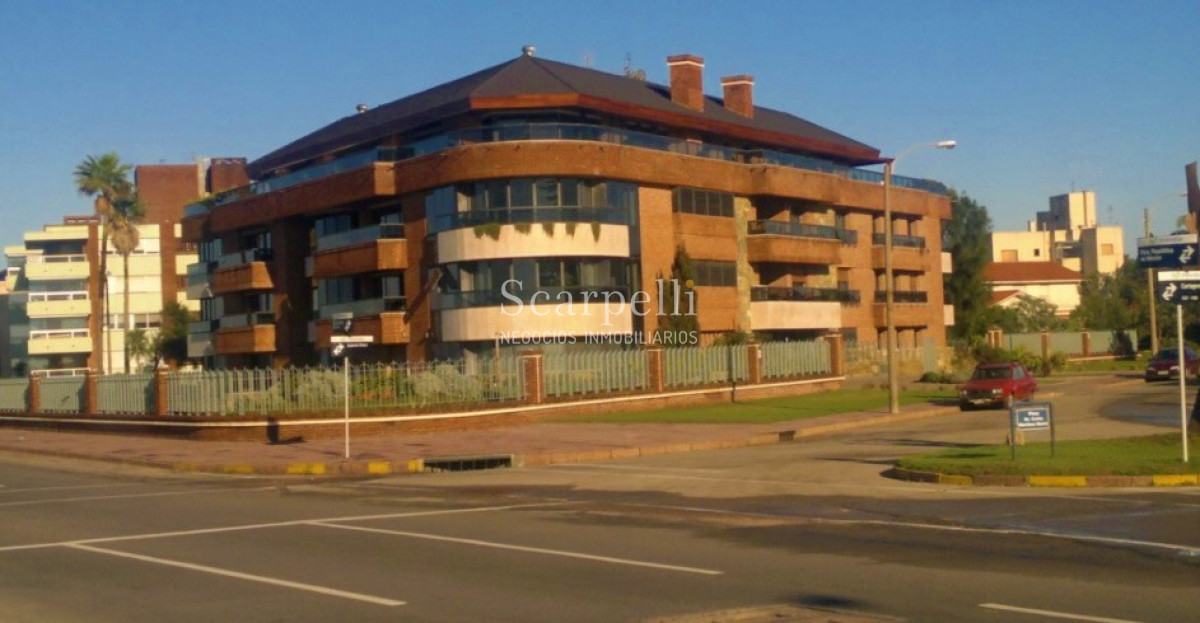 Apartamento ID.25783 - Suntuoso apartamento en Rambla de Carrasco con finas terminaciones y muy próximo a Hotel Casino y Arocena.-