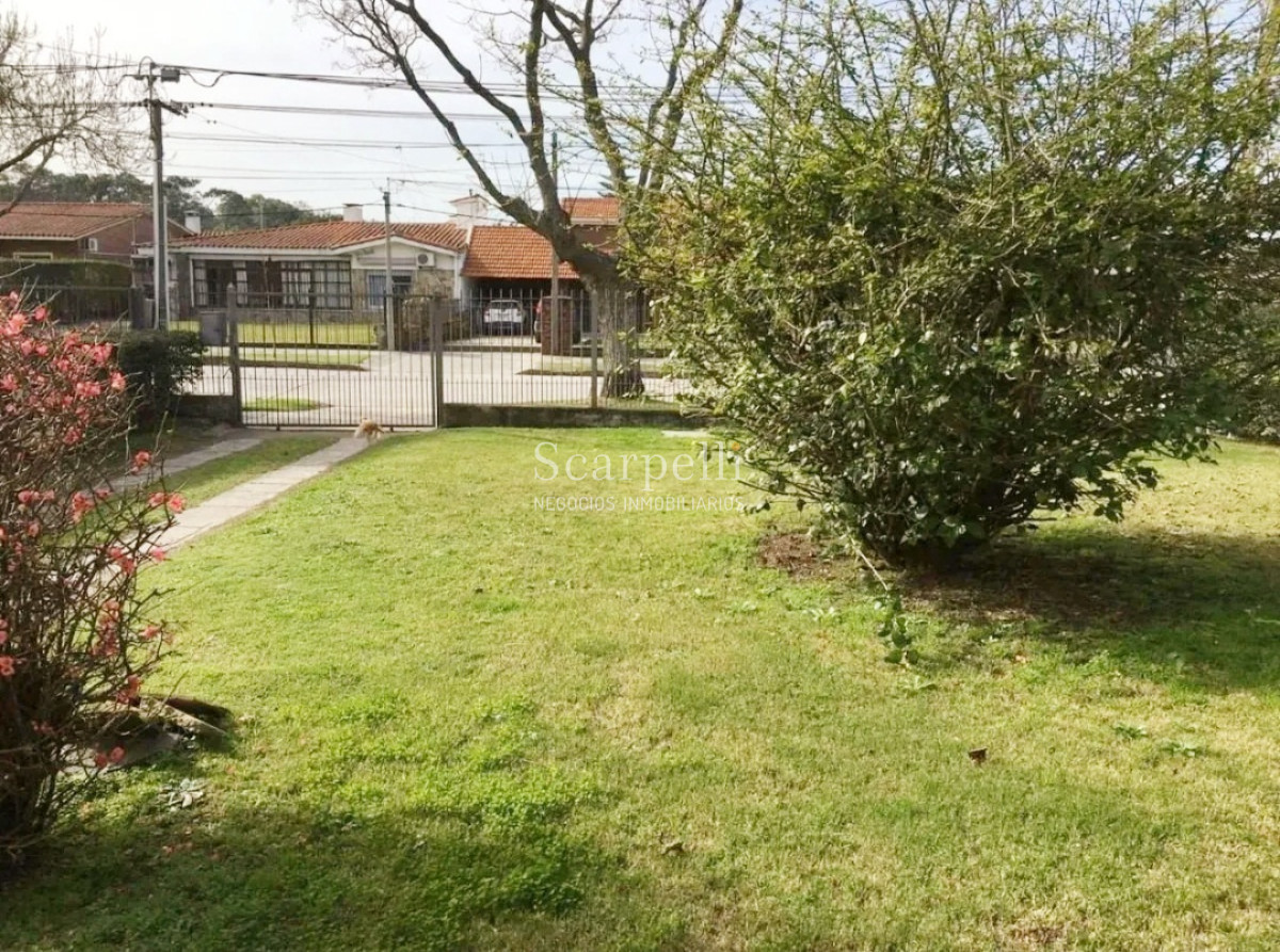 Apartamento ID.26284 - Propiedad Horizontal de Bajos al frente en estupendo entorno verde de Malvín 3 dorm + gge.-