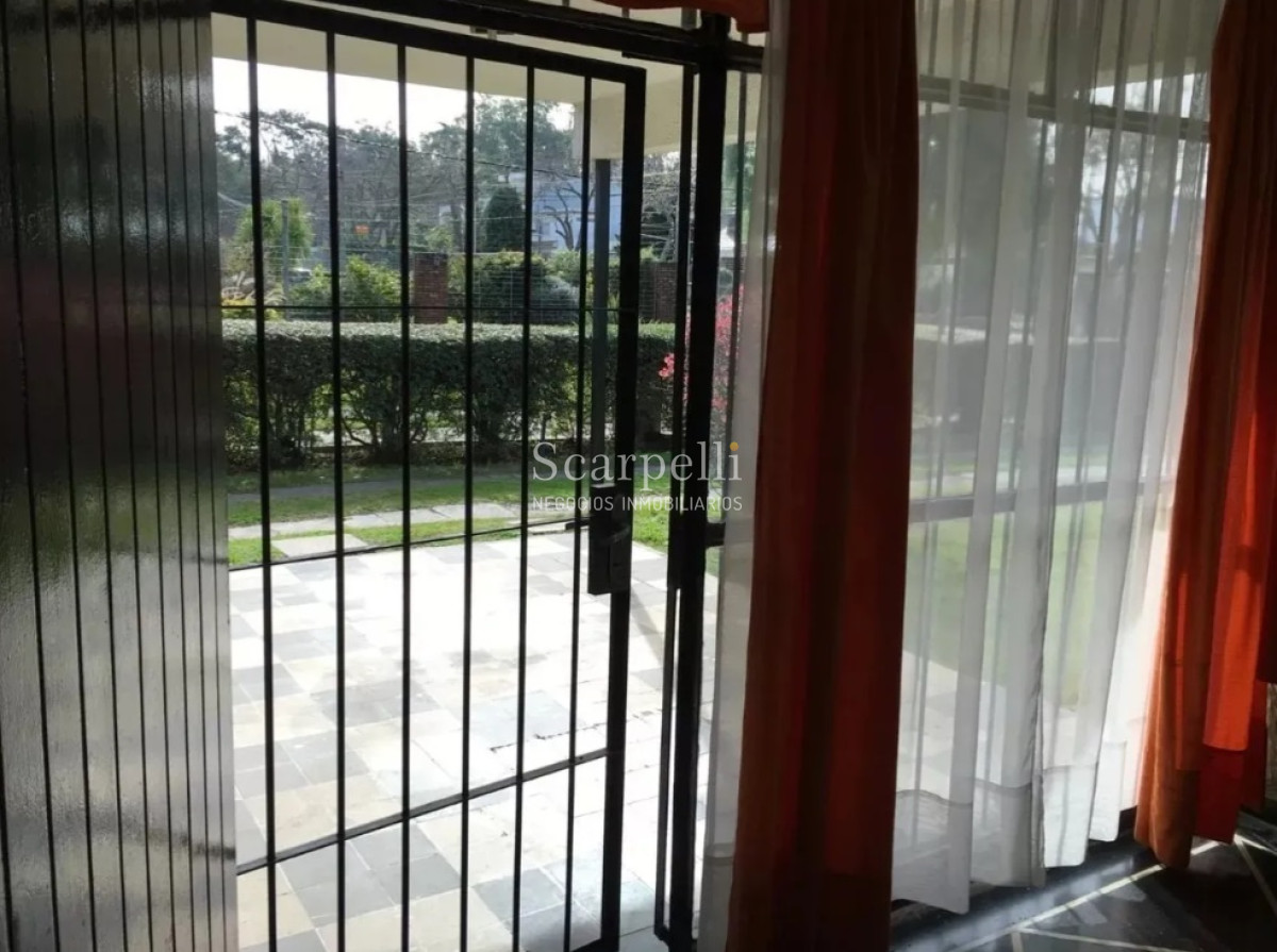 Apartamento ID.26284 - Propiedad Horizontal de Bajos al frente en estupendo entorno verde de Malvín 3 dorm + gge.-