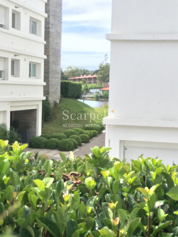 Apartamento ID.27455 - Buen Apartamento en Rincón del Lago con jardín propio y salida al lago: Av. de las Américas prox. Parque Miramar.
