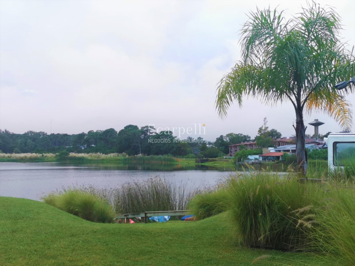 Apartamento ID.27455 - Buen Apartamento en Rincón del Lago con jardín propio y salida al lago: Av. de las Américas prox. Parque Miramar.