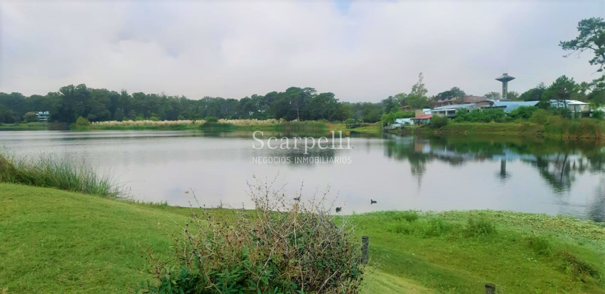 Apartamento ID.27455 - Buen Apartamento en Rincón del Lago con jardín propio y salida al lago: Av. de las Américas prox. Parque Miramar.