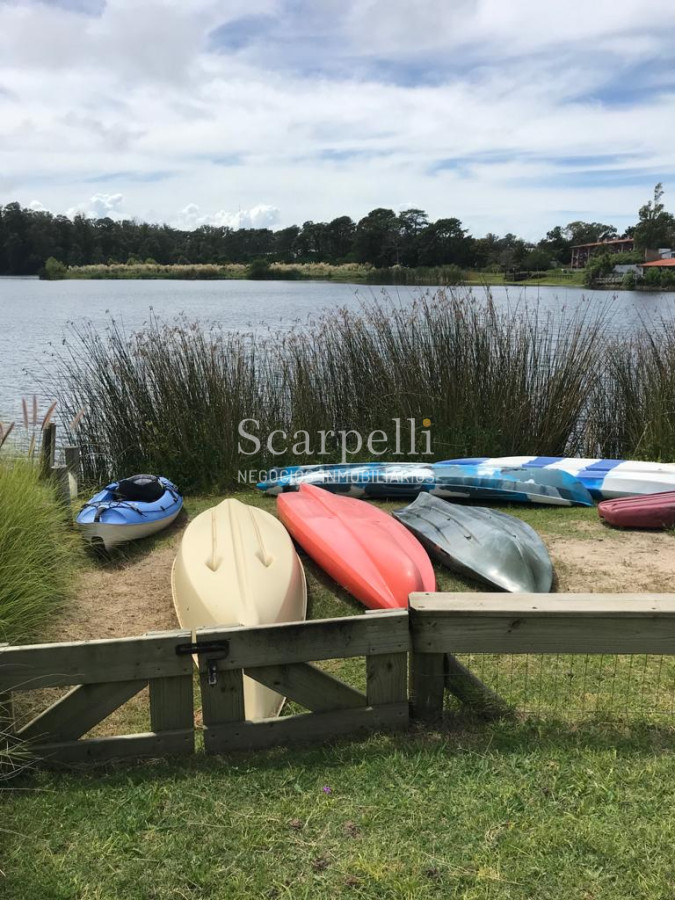 Apartamento ID.27455 - Buen Apartamento en Rincón del Lago con jardín propio y salida al lago: Av. de las Américas prox. Parque Miramar.