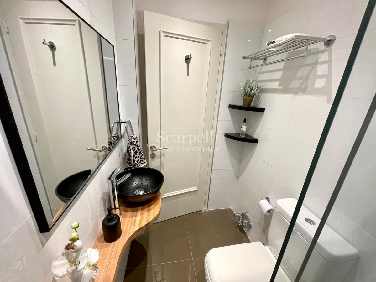 Apartamento ID.28868 - Apto Ideal para Rentar: Planta Baja al frente totalmente reciclado a nuevo de 2 dormitorios con patio.-
