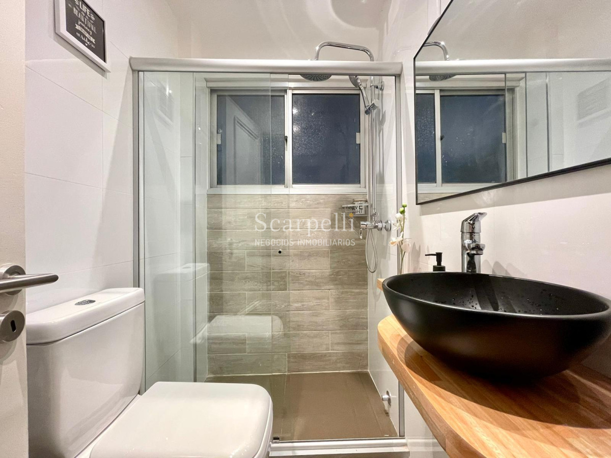 Apartamento ID.28868 - Apto Ideal para Rentar: Planta Baja al frente totalmente reciclado a nuevo de 2 dormitorios con patio.-
