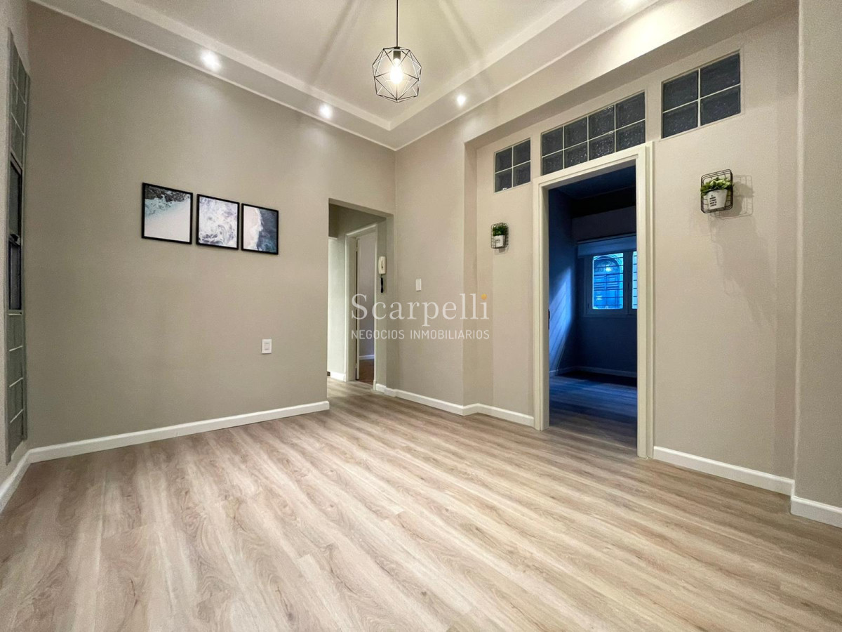 Apartamento ID.28868 - Apto Ideal para Rentar: Planta Baja al frente totalmente reciclado a nuevo de 2 dormitorios con patio.-