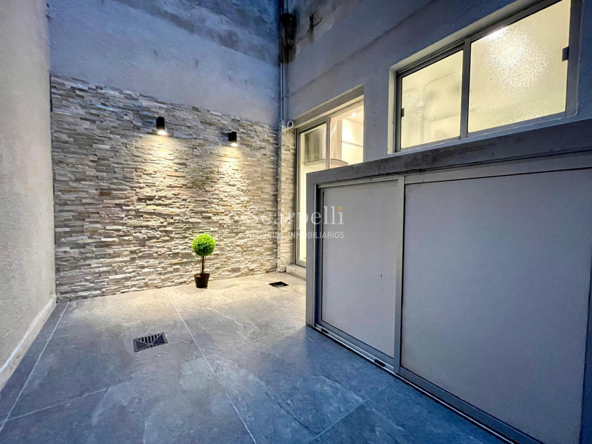 Apartamento ID.28868 - Apto Ideal para Rentar: Planta Baja al frente totalmente reciclado a nuevo de 2 dormitorios con patio.-