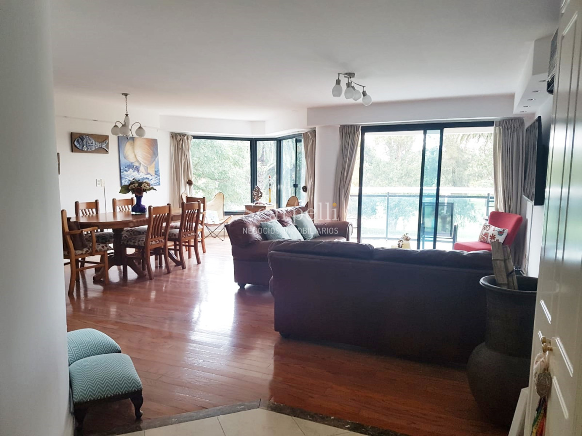 Apartamento ID.28914 - Apartamento Frente al Club de Golf con estupendo entorno verde Próximo Rambla & Shopping Punta Carretas: Inmejorable Vista y Tranquilidad.-
