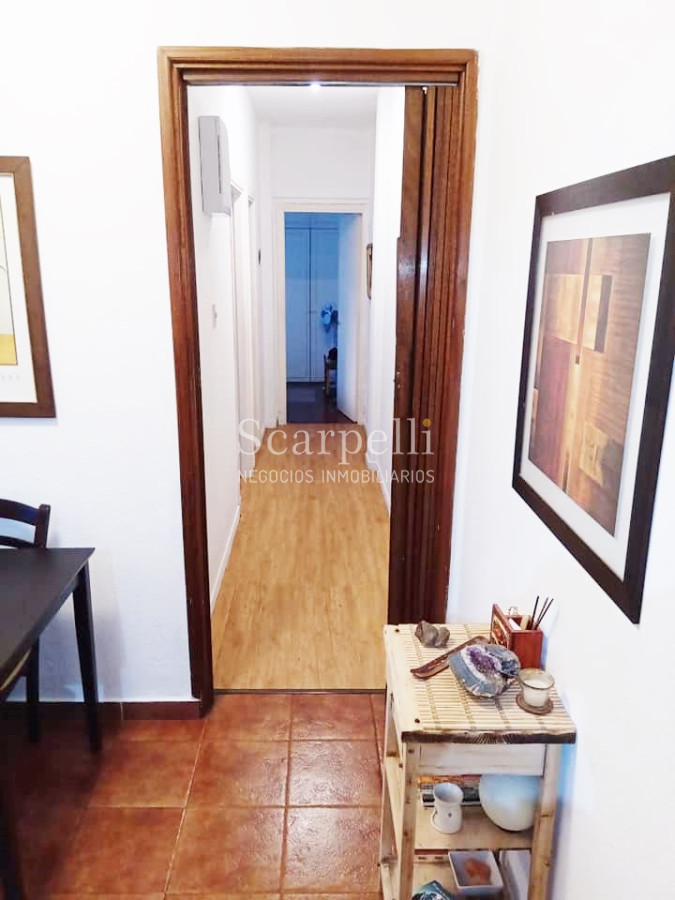 Apartamento ID.30027 - Muy Prolijo Apartamento en Pocitos Miguel Barreiro y Berro 1er. piso por escalera a mts. del Renovado Complejo Comercial Alfa & Beta.-