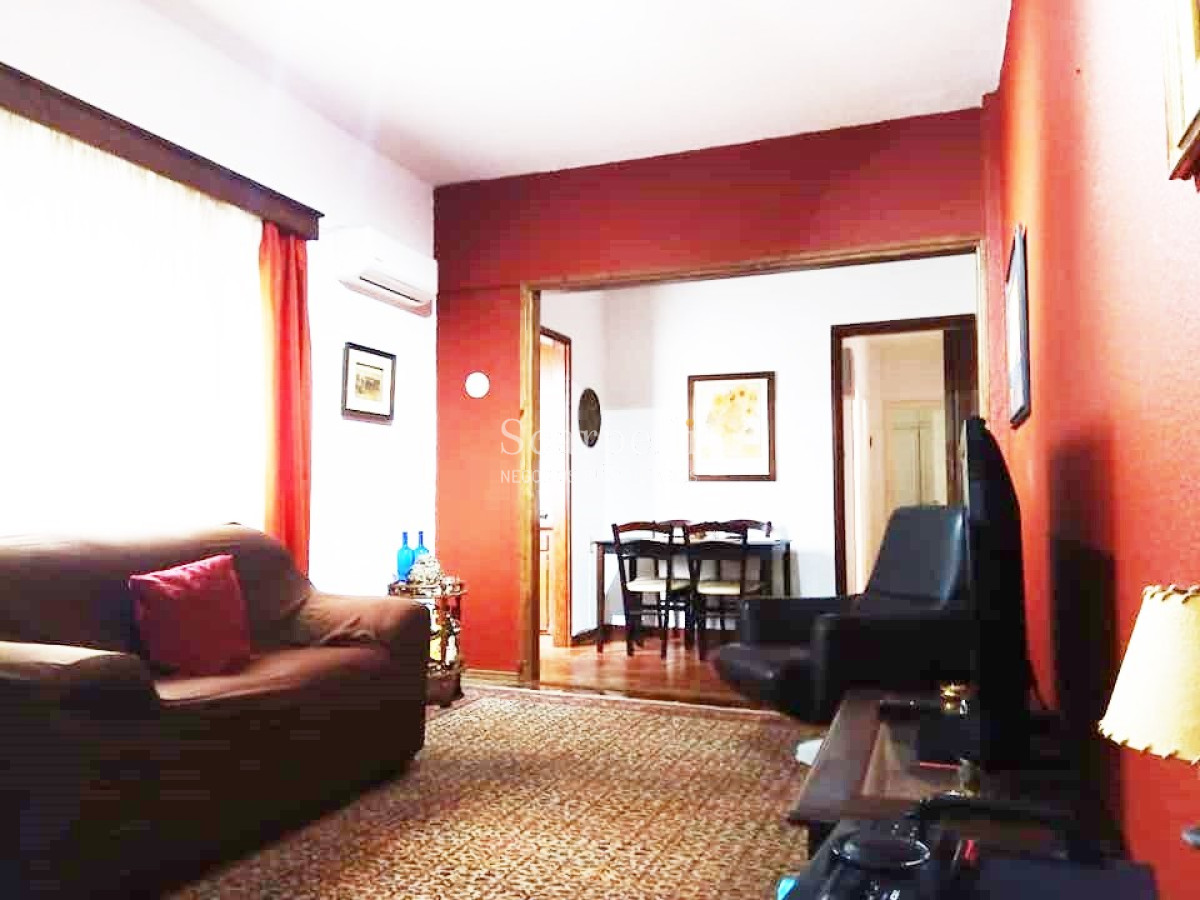 Apartamento ID.30027 - Muy Prolijo Apartamento en Pocitos Miguel Barreiro y Berro 1er. piso por escalera a mts. del Renovado Complejo Comercial Alfa & Beta.-