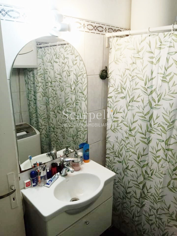 Apartamento ID.30027 - Muy Prolijo Apartamento en Pocitos Miguel Barreiro y Berro 1er. piso por escalera a mts. del Renovado Complejo Comercial Alfa & Beta.-