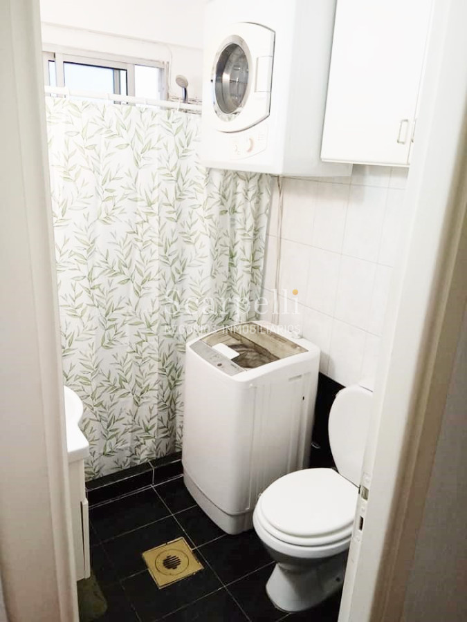 Apartamento ID.30027 - Muy Prolijo Apartamento en Pocitos Miguel Barreiro y Berro 1er. piso por escalera a mts. del Renovado Complejo Comercial Alfa & Beta.-