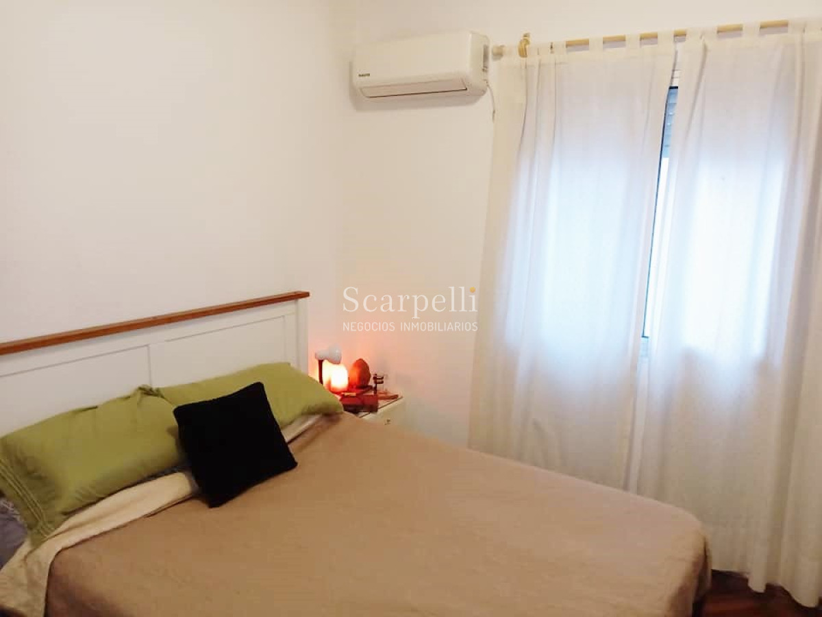 Apartamento ID.30027 - Muy Prolijo Apartamento en Pocitos Miguel Barreiro y Berro 1er. piso por escalera a mts. del Renovado Complejo Comercial Alfa & Beta.-