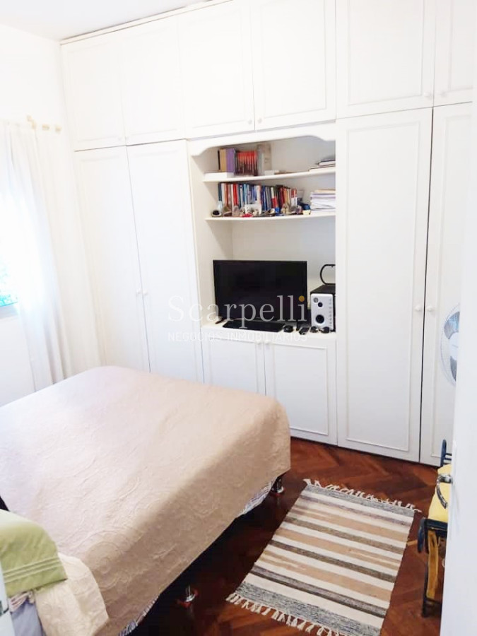 Apartamento ID.30027 - Muy Prolijo Apartamento en Pocitos Miguel Barreiro y Berro 1er. piso por escalera a mts. del Renovado Complejo Comercial Alfa & Beta.-