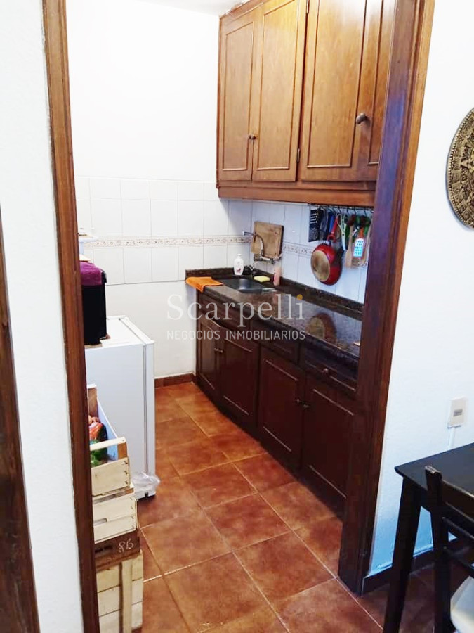 Apartamento ID.30027 - Muy Prolijo Apartamento en Pocitos Miguel Barreiro y Berro 1er. piso por escalera a mts. del Renovado Complejo Comercial Alfa & Beta.-