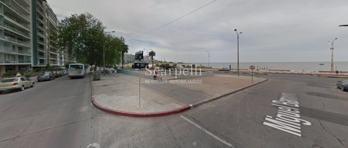 Apartamento ID.30027 - Muy Prolijo Apartamento en Pocitos Miguel Barreiro y Berro 1er. piso por escalera a mts. del Renovado Complejo Comercial Alfa & Beta.-