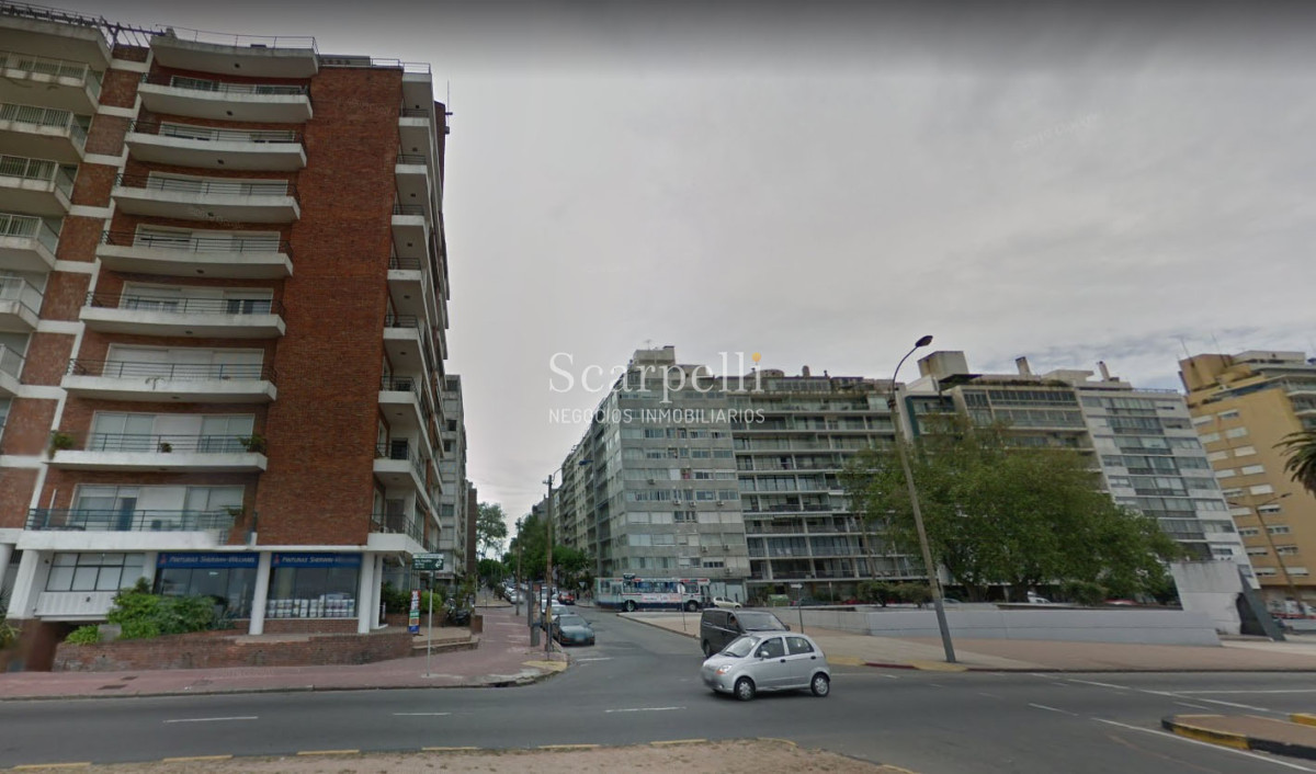 Apartamento ID.30027 - Muy Prolijo Apartamento en Pocitos Miguel Barreiro y Berro 1er. piso por escalera a mts. del Renovado Complejo Comercial Alfa & Beta.-