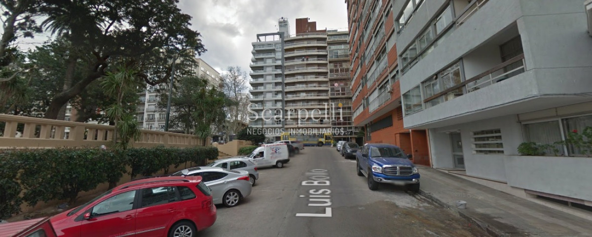 Apartamento ID.30466 - Venta Apartamento en Pocitos frente a Plaza Gomensoro a pocos mts. de la Rambla con estupenda vista despejada.-