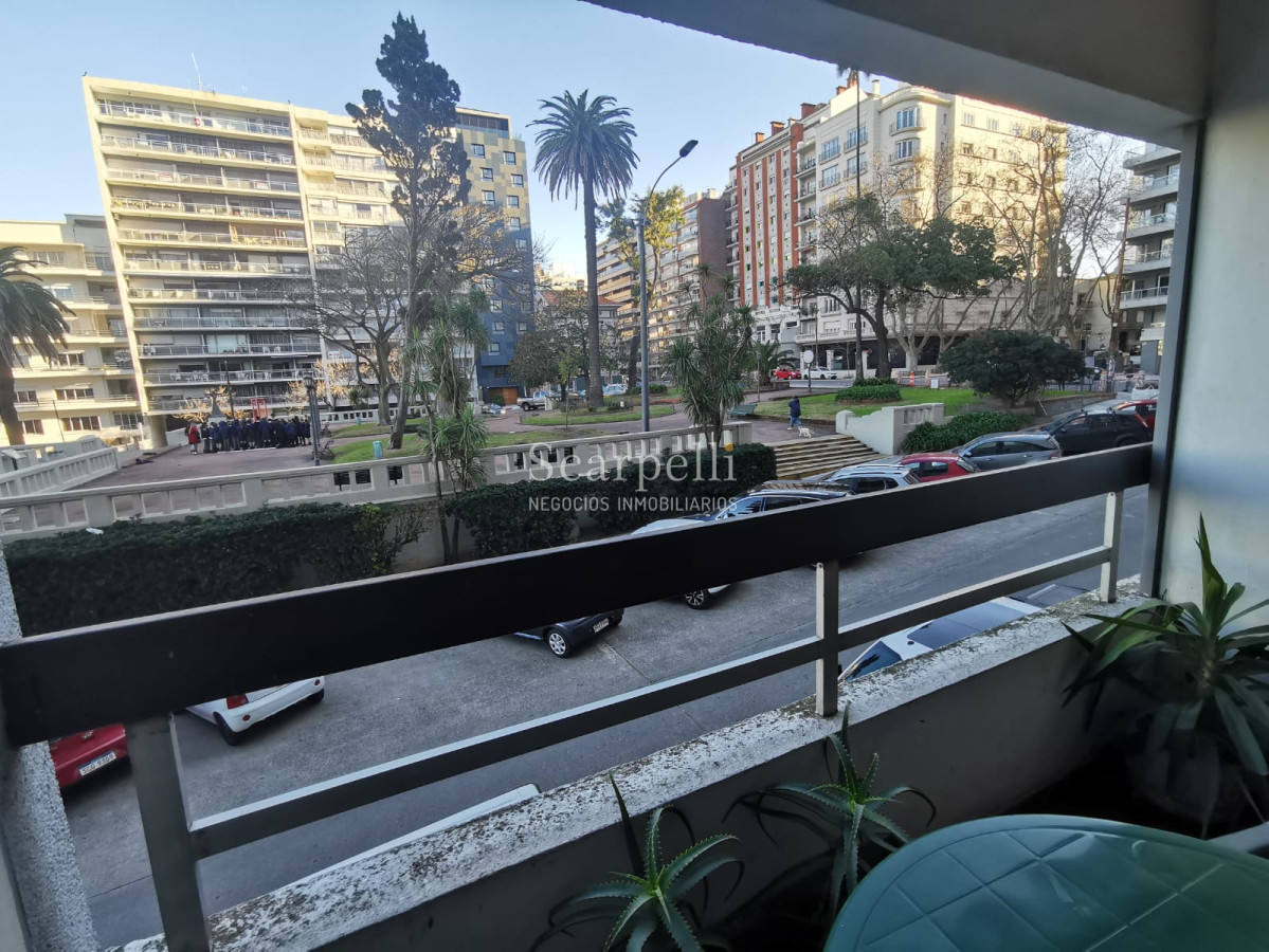 Apartamento ID.30466 - Venta Apartamento en Pocitos frente a Plaza Gomensoro a pocos mts. de la Rambla con estupenda vista despejada.-