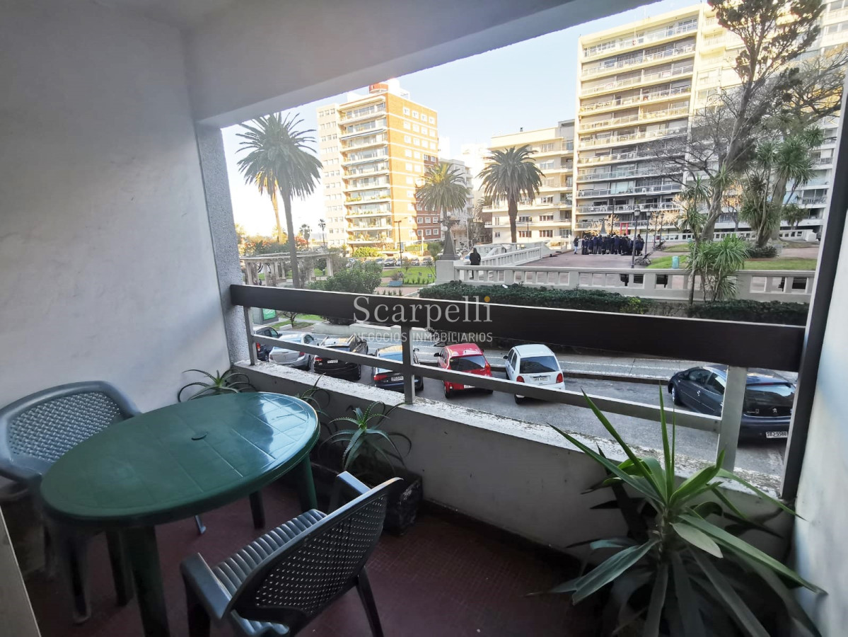 Apartamento ID.30466 - Venta Apartamento en Pocitos frente a Plaza Gomensoro a pocos mts. de la Rambla con estupenda vista despejada.-