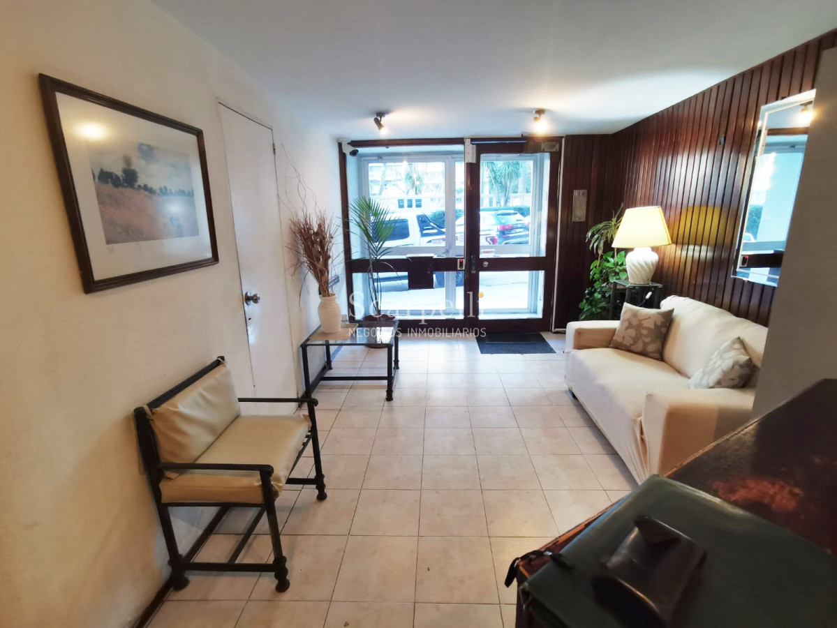 Apartamento ID.30466 - Venta Apartamento en Pocitos frente a Plaza Gomensoro a pocos mts. de la Rambla con estupenda vista despejada.-